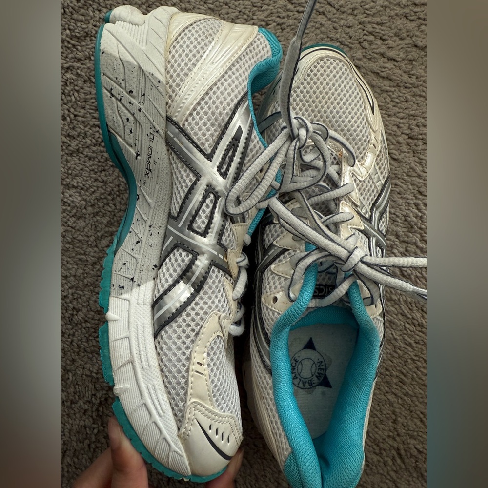 ASICS women’s white and blue size 8 athletic shoes.